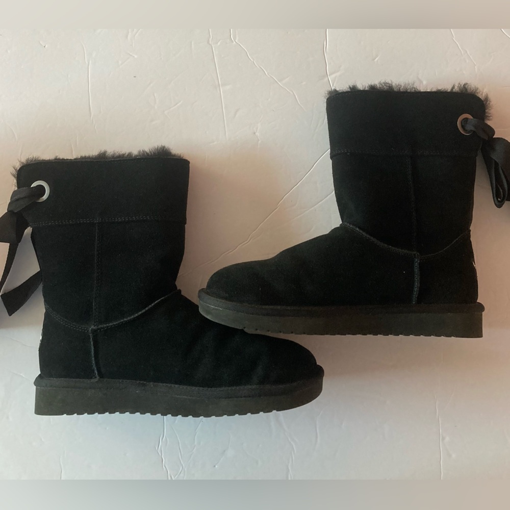 UGG SZ 7 Women's Black Suede Winter Boots faux fur lining and Bow detail